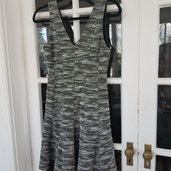 Banana Republic - Sleeveless Swing Dress - Picture 2 of 8